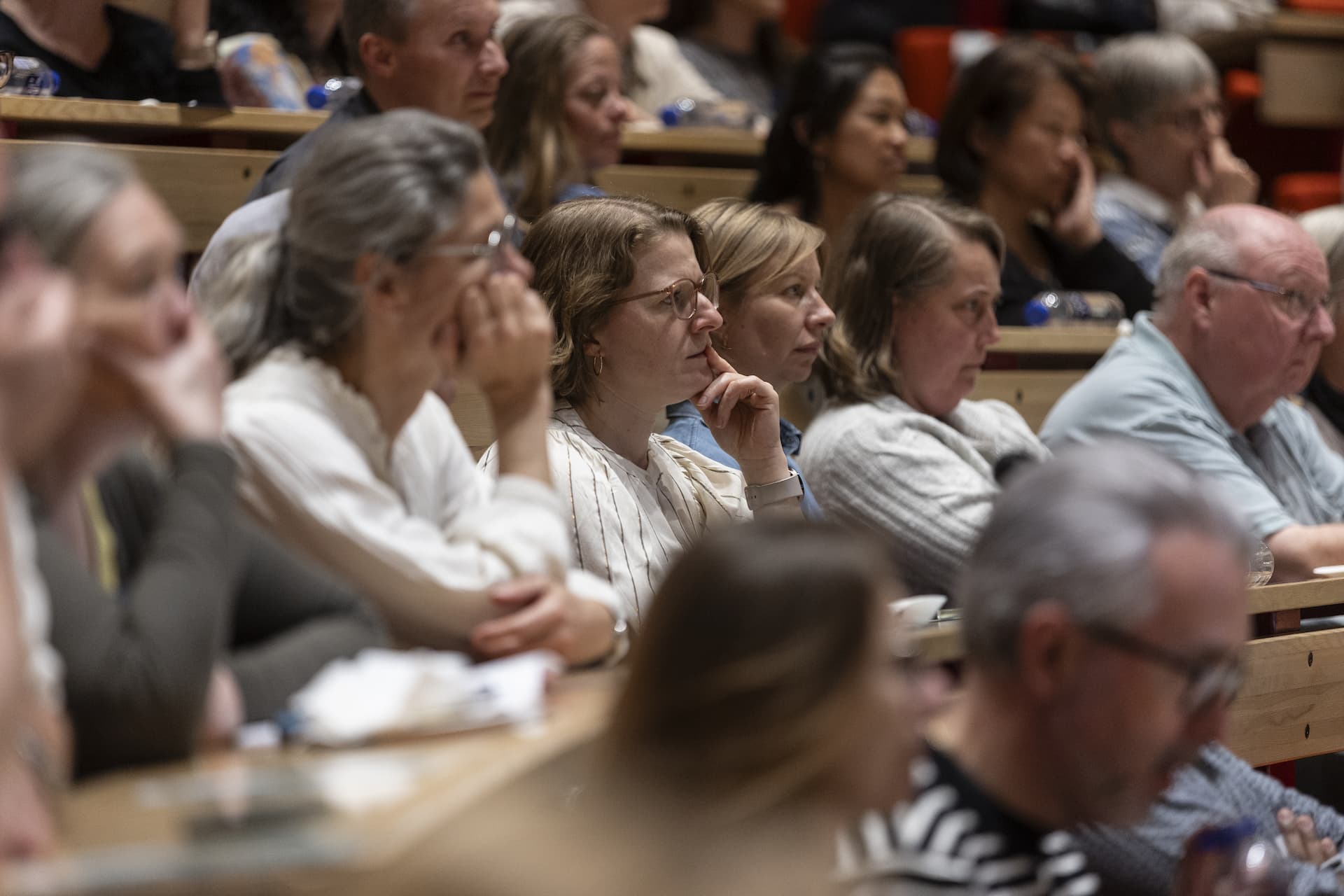 Personer lytter til oplæg