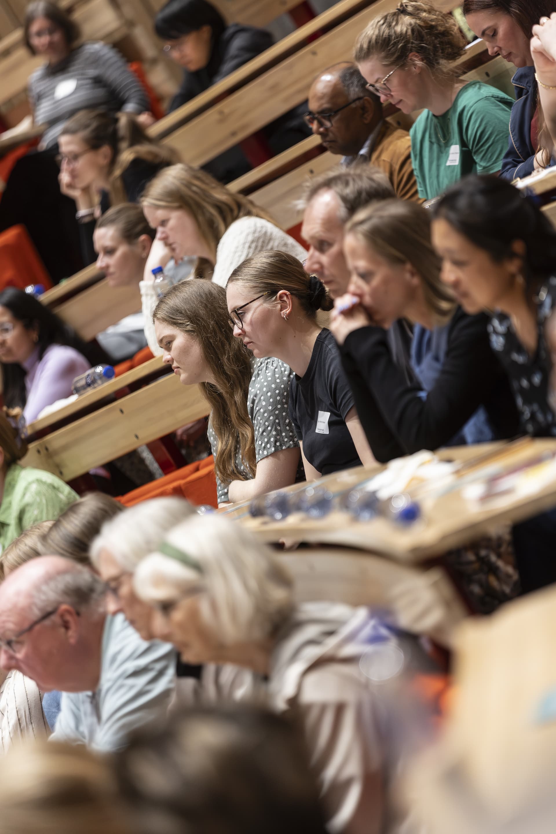 Mennesker der lytter til en konference