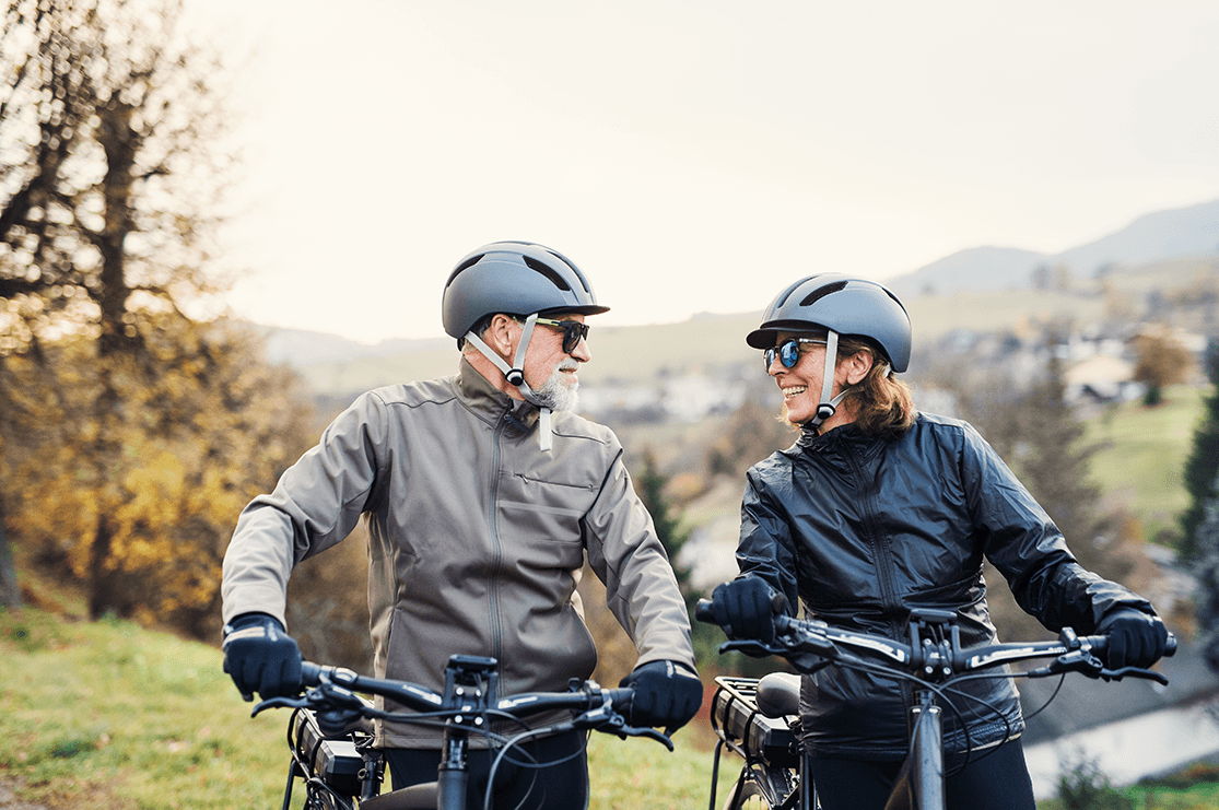 2 seniorer, taler og cykler sammen 