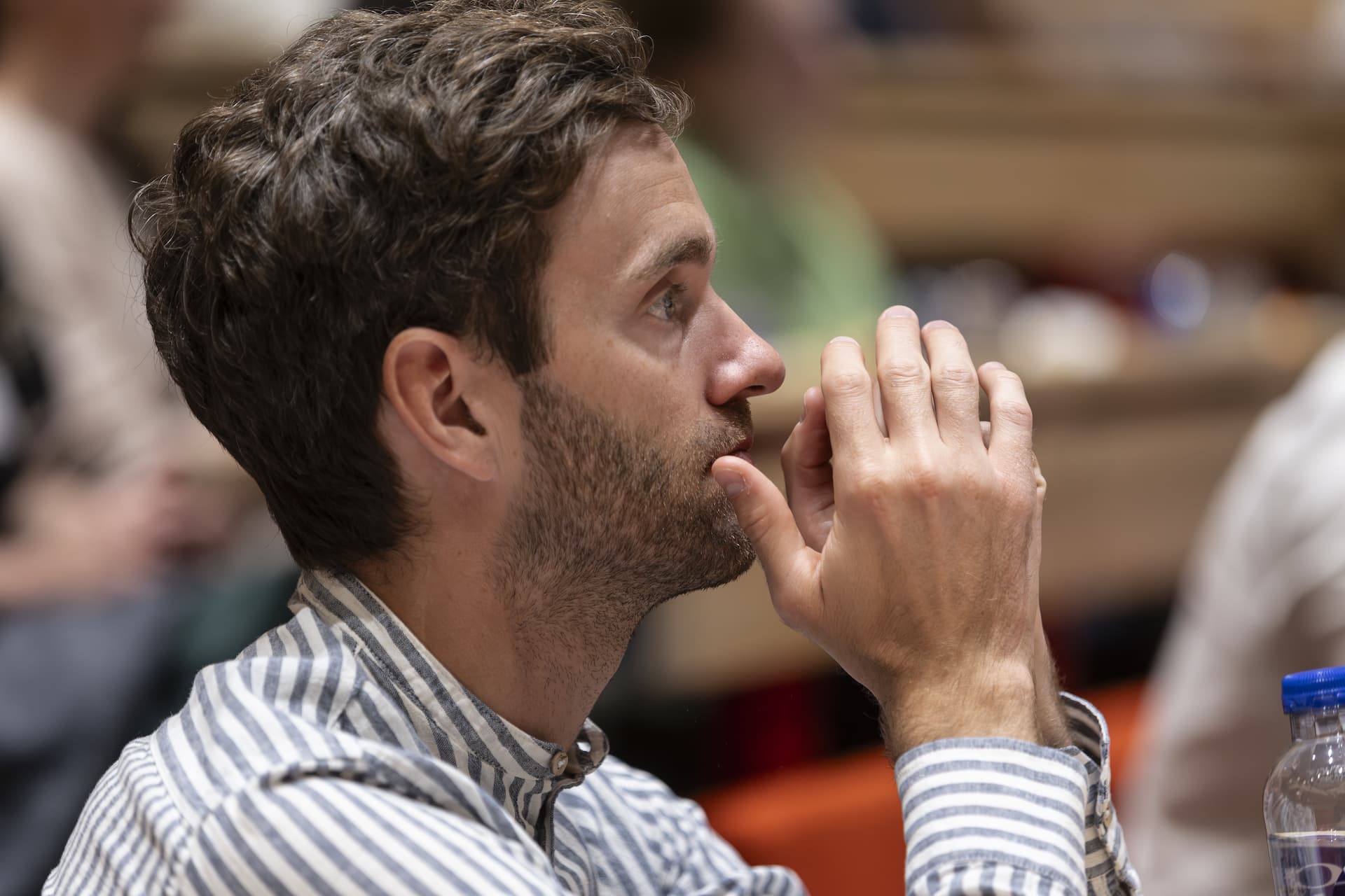 Mand der lytter til et oplæg