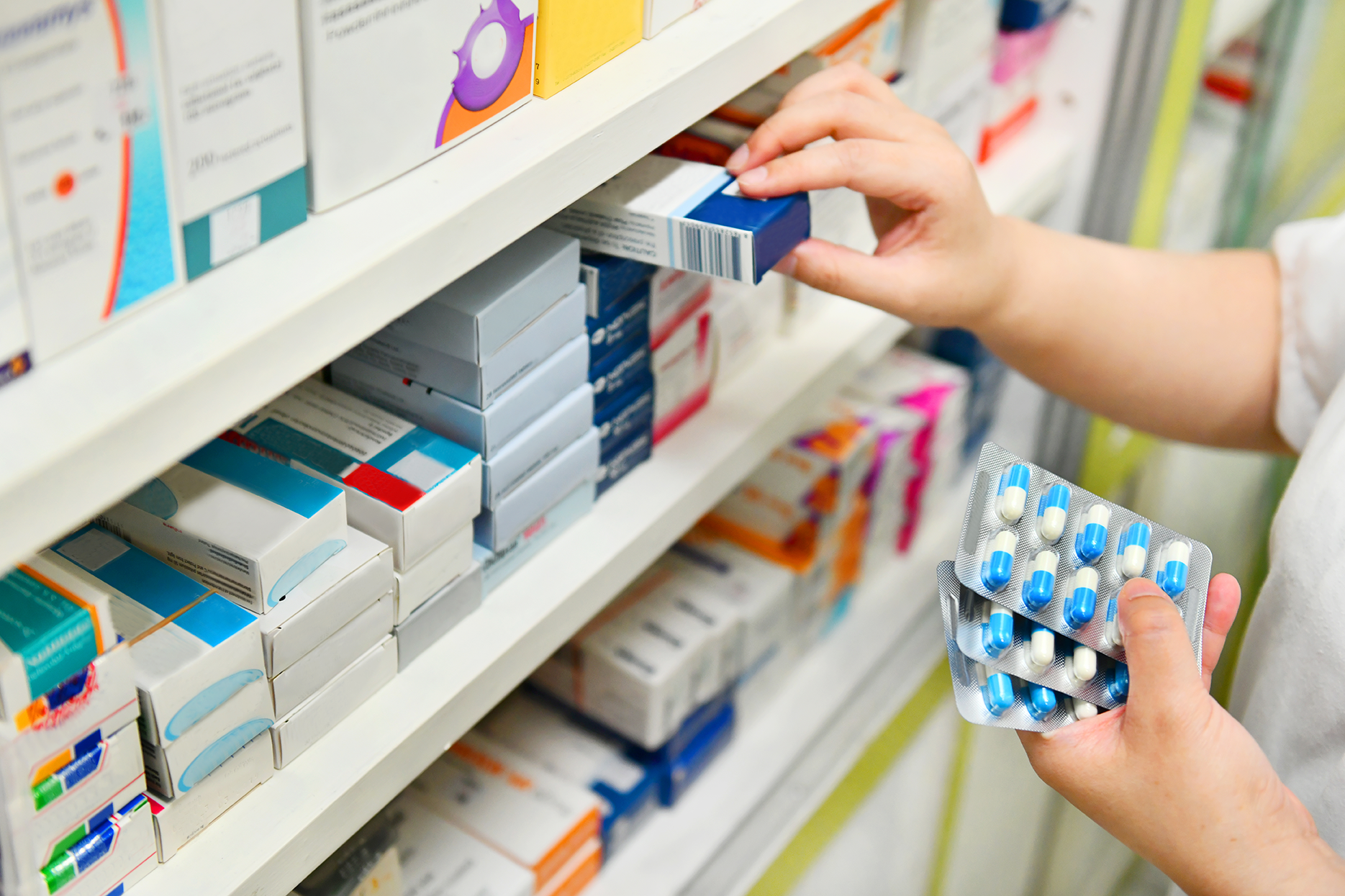 Medicin på hylder på apotek