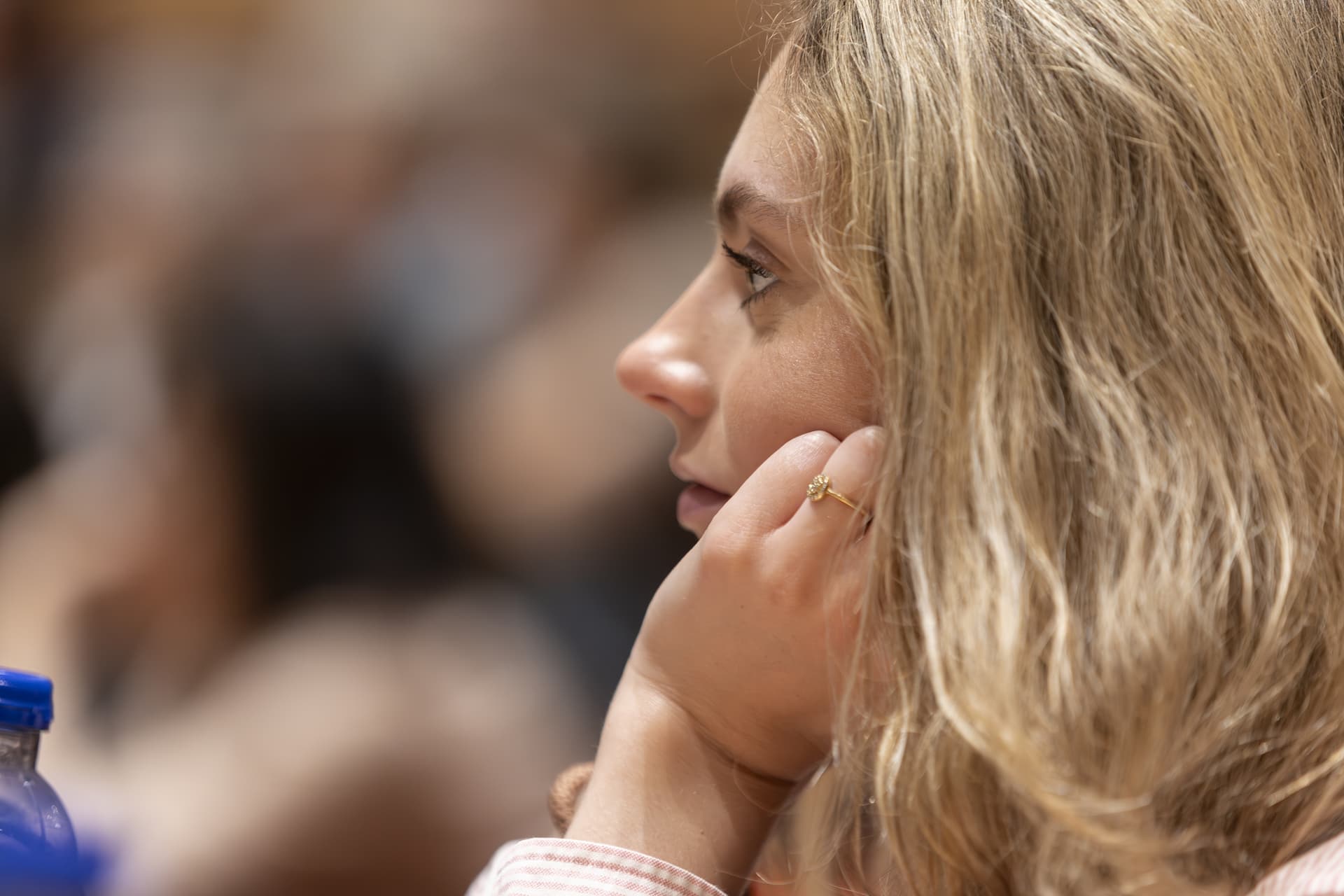 Kvinde, der lytter optaget til en oplæg