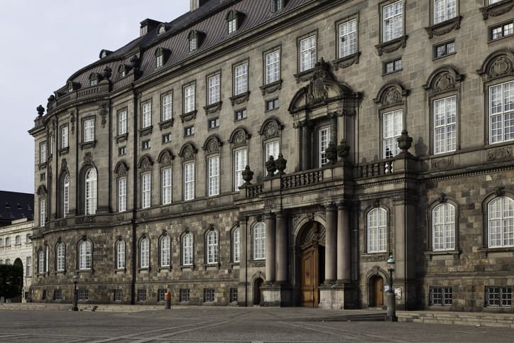 Folketinget set udefra