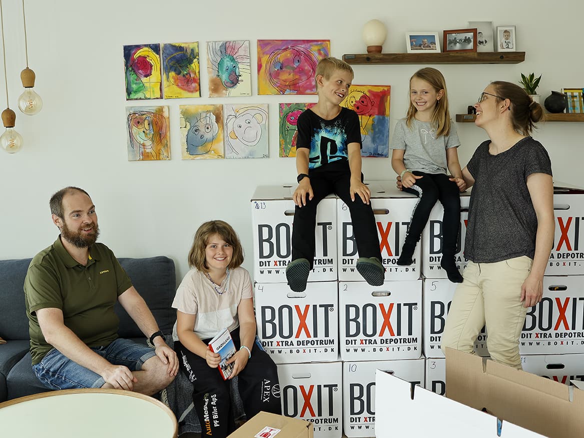 Familien pakker flyttekasser