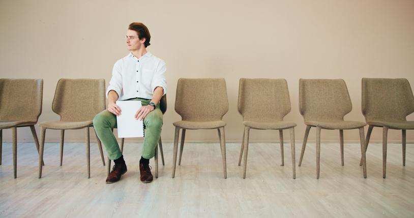 Jobsøgende ung mand i venterum
