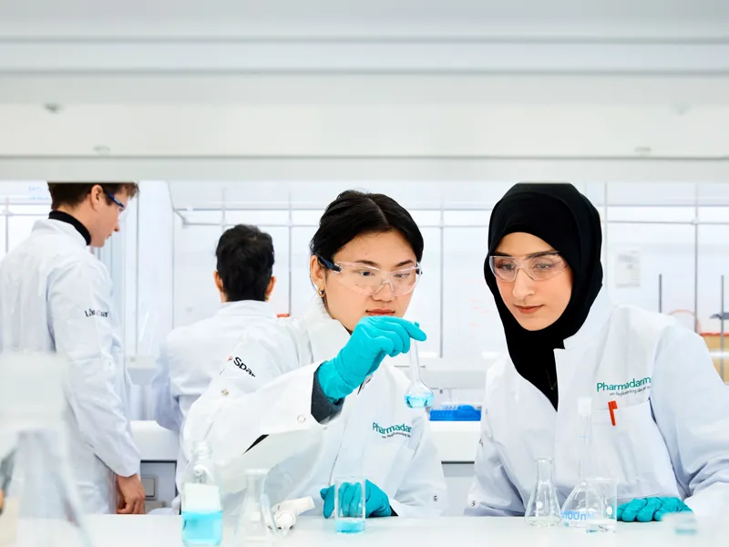 Studerende i lab