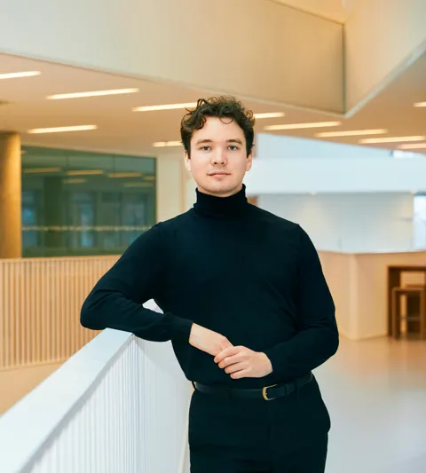 Studerende kigger ind i kameraet.jpg