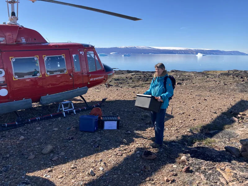 Inge Mortensen foran helikopter