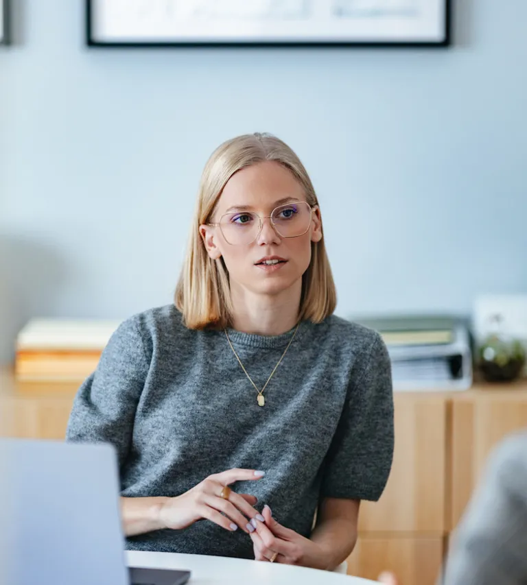 To personer der snakker på kontor.jpg