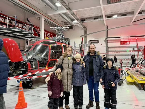 Familien Meegaard foran helikopter