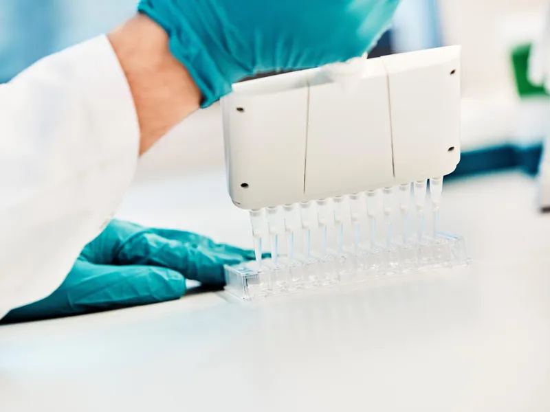 Studerende laver laboratoriearbejde