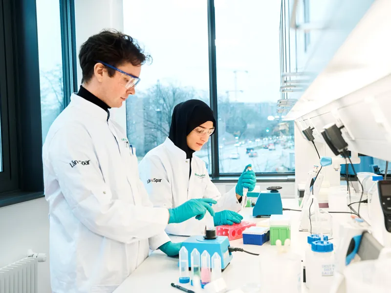Studerende på lab