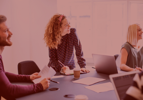 Kvinde griner under kursus